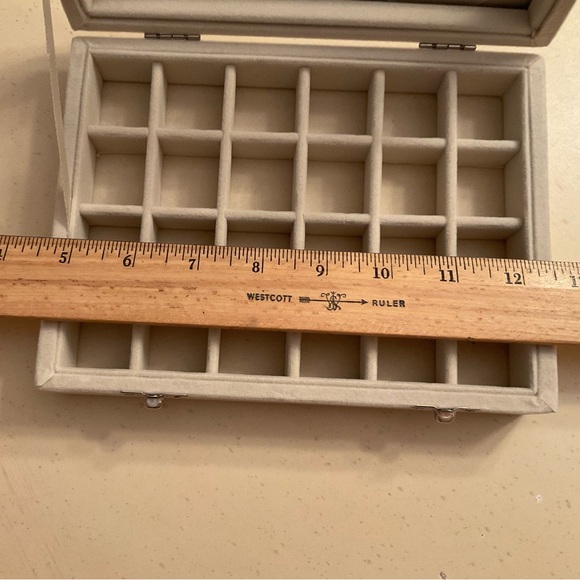 Velvet 24-Grid Jewelry Box 💍 - Picture 5 of 8